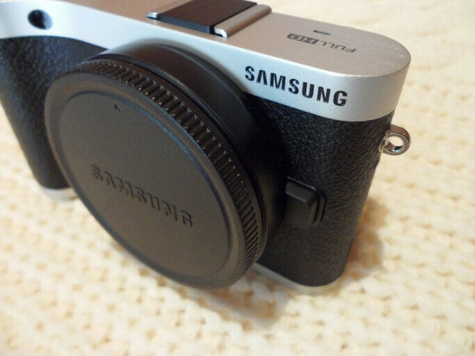 SAMSUNG NX300M Smart Camera with 18-55mm Lens Black/Self-Shot NEW