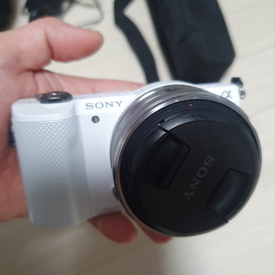 Sony Alpha a5000 20.1MP Digital Camera - White 16mm Sel16f28 Lens Kit